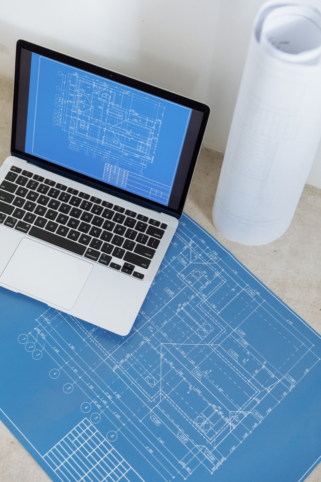 Plans d’architecture et ordinateur utilisés pour l’étude d’un projet
