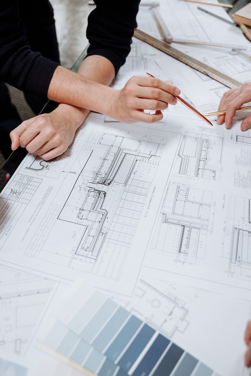 Équipe échangeant autour de plans d’architecture