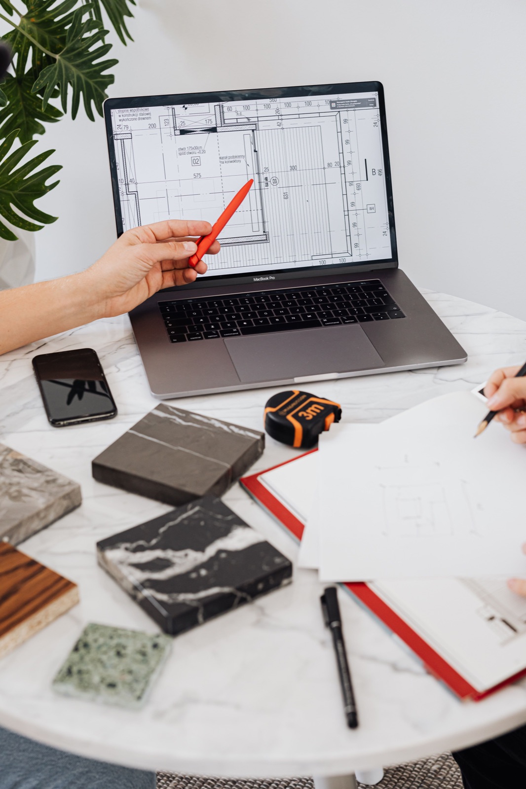 Plan architectural présenté sur ordinateur avec des échantillons de matériaux