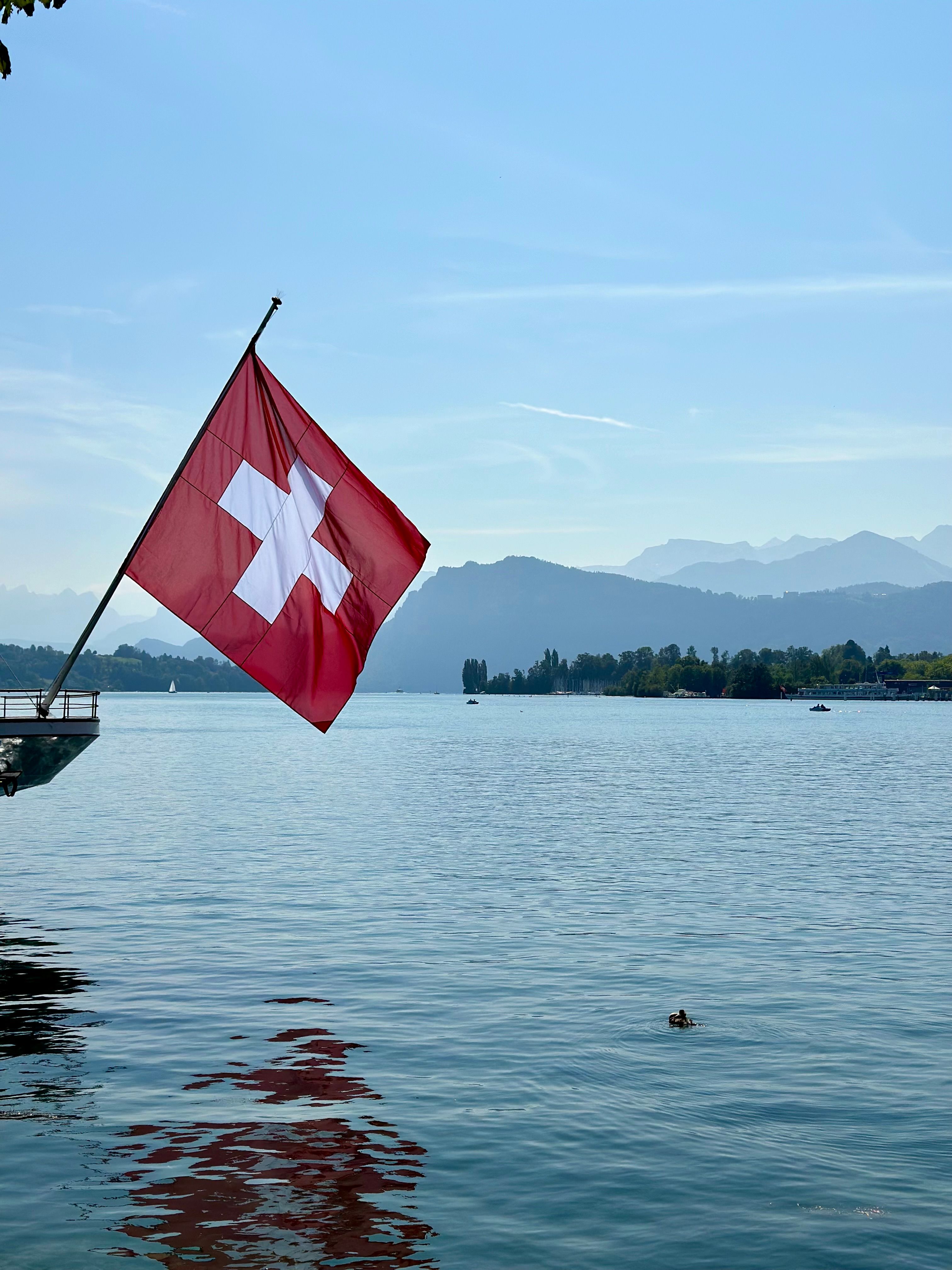 Drapeau suisse au bord d’un lac