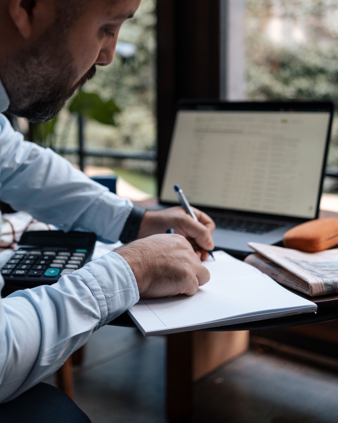 Professionnel préparant la comptabilité d'une entreprise