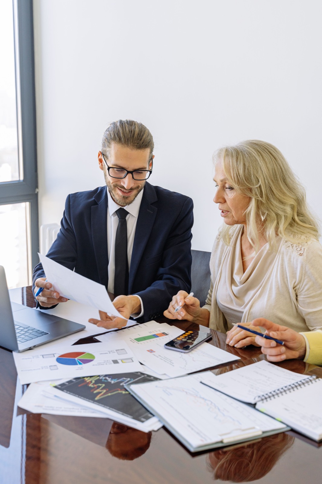 Conseiller fiduciaire présentant des données financières à une cliente