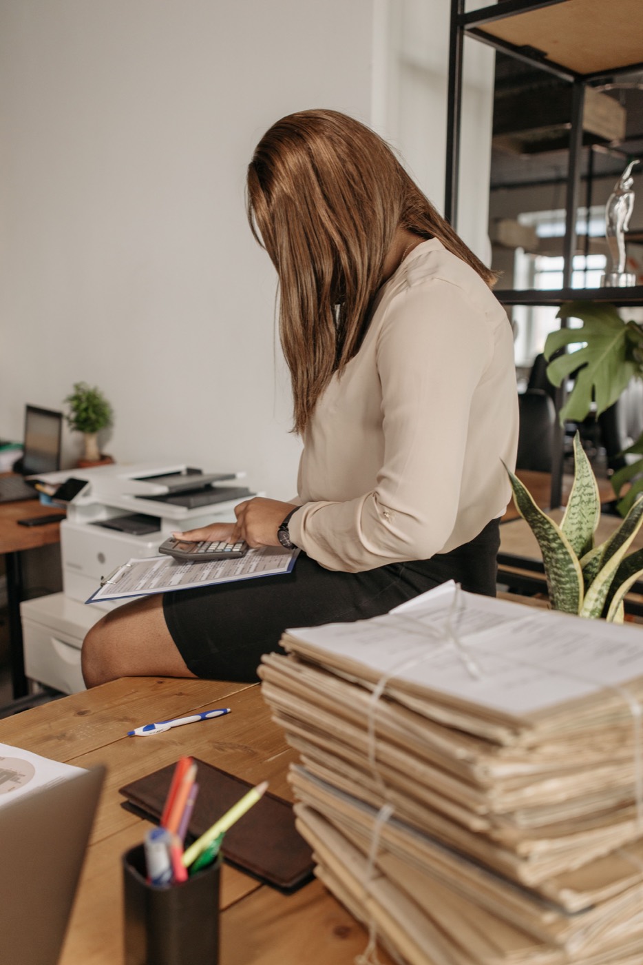 Professionnelle fiduciaire travaillant sur des documents comptables