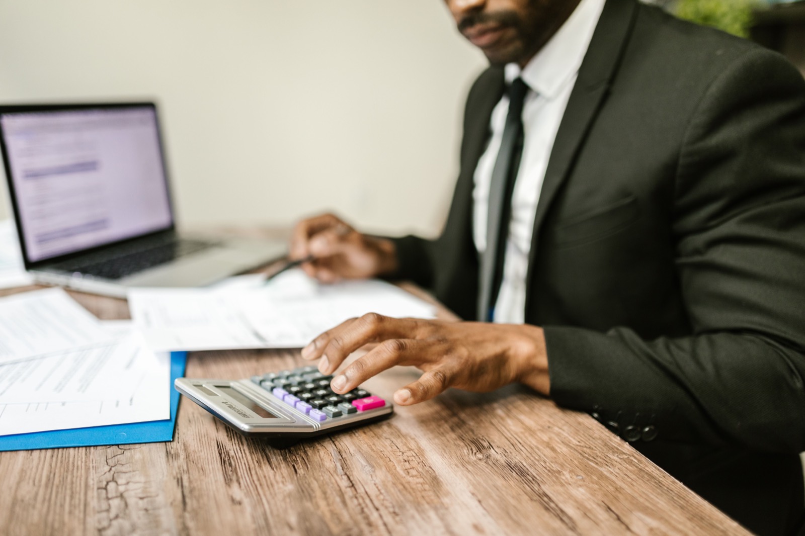 Professionnel fiduciaire analysant des données financières